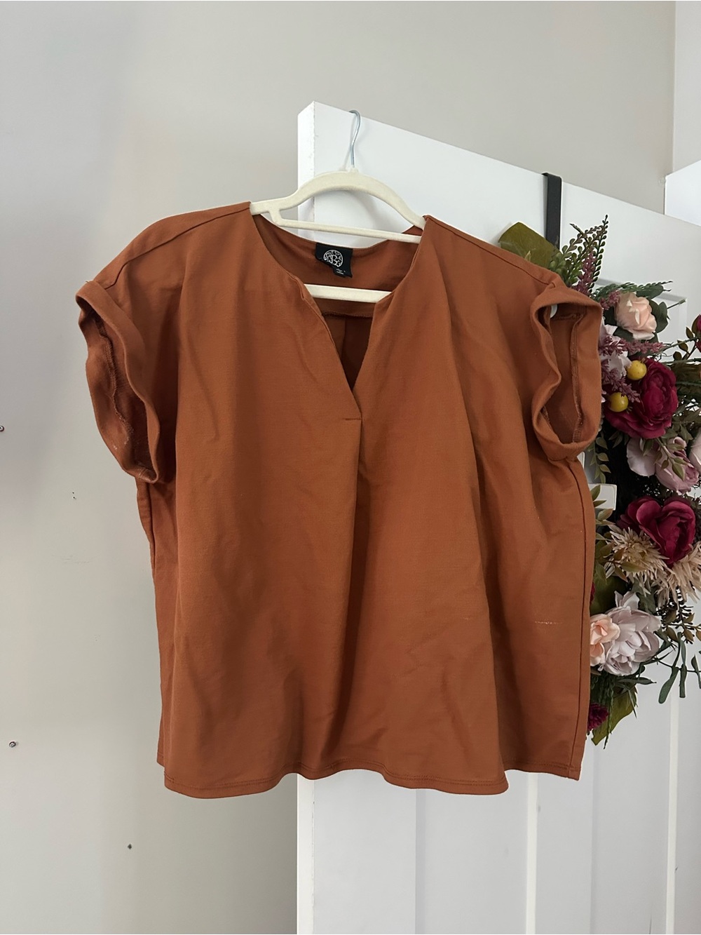 bobeau Short Sleeve V-Neck Top in Rust